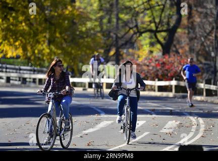 (151215) -- NEW YORK, 15 décembre 2015 -- deux femmes font du vélo au Central Park à New York, États-Unis, 15 décembre 2015. New York a établi un record pour le mois de décembre le plus chaud, avec certains résidents se dirigeant vers des shorts et des sandales quelques jours avant les vacances de Noël habituellement glaciales. Les températures devraient rester bien au-dessus de la moyenne saisonnière tout au long de la semaine, a déclaré le National Weather Service.) États-Unis-NEW YORK-MÉTÉO-HIVER CHAUD WangxLei PUBLICATIONxNOTxINxCHN 151215 New York déc. 15 2015 deux femmes font du vélo au Central Park à New York les États-Unis déc. 15 2015 New y Banque D'Images