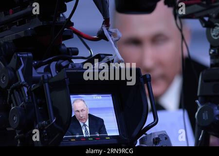 (151217) -- MOSCOU, 17 décembre 2015 -- le président russe Vladimir Poutine est vu à l'écran de la caméra lors de sa conférence de presse annuelle de fin d'année à Moscou, capitale de la Russie, le 17 décembre 2015. Le président russe Vladimir Poutine a déclaré jeudi lors de la conférence de presse annuelle de fin d'année que le pic de crise économique dans le pays est passé, avec des signes de stabilité déjà montrés au deuxième trimestre de cette année. RUSSIE-MOSCOU-POUTINE-CONFÉRENCE DE PRESSE DE FIN D'ANNÉE-PIC DE CRISE ÉCONOMIQUE DaixTianfang PUBLICATIONxNOTxINxCHN 151217 Moscou DEC 17 2015 le président russe Vladimir Poutine EST des lacs à l'écran de caméra pendant son Banque D'Images