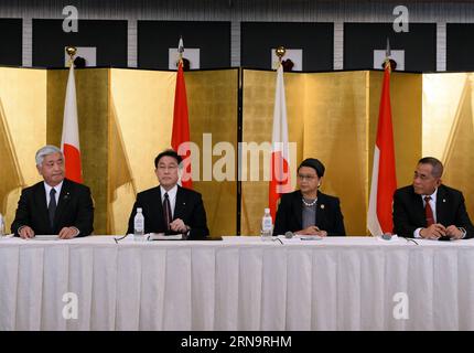 (151217) -- TOKYO, 17 décembre 2015 -- (de gauche à droite) le ministre japonais de la Défense Gen Nakatani, le ministre japonais des Affaires étrangères Fumio Kishida, le ministre indonésien des Affaires étrangères Retno Marsudi et le ministre indonésien de la Défense Ryamizard Ryacudu assistent à une conférence de presse commune après les 1e pourparlers 2+2 impliquant les ministres japonais et indonésien des Affaires étrangères et de la Défense, à Tokyo, capitale du Japon, le 17 décembre 2015. Le Japon et l’Indonésie ont convenu jeudi de renforcer la coopération dans le domaine du transfert d’équipements et de technologies de défense au cours de leurs deux premiers pourparlers, auxquels ont participé les ministres des Affaires étrangères et de la Défense des deux pays. Banque D'Images