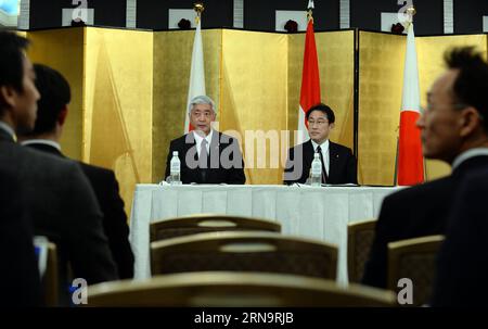 (151217) -- TOKYO, 17 décembre 2015 -- le ministre japonais des Affaires étrangères Fumio Kishida (arrière droit) et le ministre japonais de la Défense Gen Nakatani (arrière gauche) attendent d'assister à une conférence de presse conjointe après les 1e pourparlers 2+2 impliquant les ministres des Affaires étrangères et de la Défense du Japon et de l'Indonésie, à Tokyo, capitale du Japon, le 17 décembre 2015. Le Japon et l'Indonésie ont convenu jeudi de renforcer la coopération dans le domaine du transfert d'équipements et de technologies de défense au cours de leurs deux premiers pourparlers, auxquels ont participé les ministres des Affaires étrangères et de la Défense des deux pays. JAPAN-TOKYO-INDONESIA-1ST 2+2 CONFÉRENCES MaxPing PUBLICATIONxNOTxINxCHN 151217 Banque D'Images