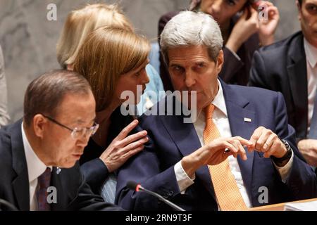 Un Sicherheitsrat billigt Friedensplan für syrien (151218) - NEW YORK, 18 décembre 2015 -- le secrétaire d’État américain John Kerry (à droite) écoute Samantha Power (C), représentante permanente des États-Unis auprès des Nations Unies, lors d’une réunion du Conseil de sécurité des Nations Unies sur la Syrie au siège de l’ONU à New York, le 18 décembre 2015. Vendredi, le Conseil de sécurité des Nations Unies a adopté une résolution approuvant une feuille de route internationale pour une transition politique menée par les Syriens afin de mettre fin au conflit du pays, qui appelle à ce que les pourparlers de paix en Syrie commencent début janvier. ONU-CONSEIL DE SÉCURITÉ-SYRIE-FEUILLE DE ROUTE LIXMUZI PUBLIC Banque D'Images