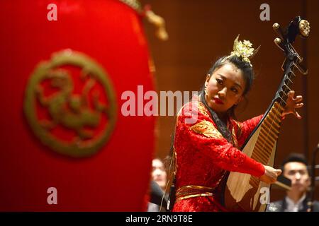 (151218) -- NEW YORK, le 18 décembre 2015 -- des artistes de l'Orchestre national traditionnel de Chine se produisent lors d'une avant-première au Lincoln Center, à New York, aux États-Unis, le 18 décembre 2015. Le China National Traditional Orchestra présentera deux représentations de musique traditionnelle chinoise à New York. Splendor of Folk Music sera joué au Lincoln Center vendredi et le Redécouvrir la musique chinoise au Carnegie Hall dimanche.) U.S.-NEW YORK-CHINA-ORCHESTRA WangxLei PUBLICATIONxNOTxINxCHN 151218 New York déc 18 2015 artistes de l'Orchestre National traditionnel de Chine se produisent SUR une Med Banque D'Images