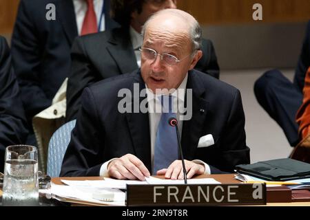 Un Sicherheitsrat billigt Friedensplan für syrien (151218) -- NEW YORK, le 19 décembre 2015 -- le ministre français des Affaires étrangères Laurent Fabius s'adresse à la réunion du Conseil de sécurité des Nations Unies sur la Syrie au siège de l'ONU à New York, le 18 décembre 2015. Vendredi, le Conseil de sécurité des Nations Unies a adopté une résolution visant à mettre fin au conflit syrien par des pourparlers de paix. ) (azp) ONU-CONSEIL DE SÉCURITÉ-SYRIE-RESOLUTION LixMuzi PUBLICATIONxNOTxINxCHN Banque D'Images