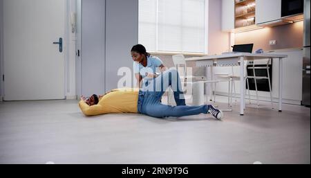 Risque de glissade et de chute d'homme aîné Banque D'Images