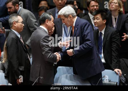 Un Sicherheitsrat billigt Friedensplan für syrien (151218) -- NEW YORK, 19 décembre 2015 -- le ministre chinois des Affaires étrangères Wang Yi (2e L) s'entretient avec le secrétaire d'État américain John Kerry avant la réunion du Conseil de sécurité des Nations Unies sur la Syrie au siège de l'ONU à New York, le 18 décembre 2015. Vendredi, le Conseil de sécurité des Nations Unies a adopté une résolution visant à mettre fin au conflit syrien par des pourparlers de paix. ) (azp) CONSEIL DE SÉCURITÉ des Nations Unies-SYRIE-RESOLUTION LixMuzi PUBLICATIONxNOTxINxCHN le Conseil de sécurité des Nations Unies approuve le plan de paix pour la Syrie 151218 New York DEC 19 2015 Ministres chinois des Affaires étrangères Wang Yi 2N. Banque D'Images
