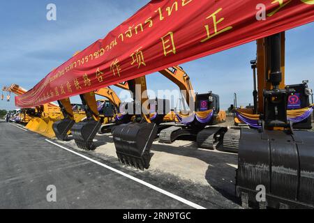 (151219) -- AYUTTHAYA, 19 décembre 2015 -- des instruments de construction sont vus lors d'une cérémonie de lancement qui s'est tenue à la gare de Chiang Rak Noi dans la province d'Ayutthaya, au centre de la Thaïlande, où sera situé le futur centre de contrôle des opérations du projet ferroviaire, le 19 décembre 2015. La Thaïlande et la Chine ont lancé un projet ferroviaire ici samedi, marquant le début de la coopération bilatérale pour développer la première ligne ferroviaire à voie double à écartement standard de Thaïlande. cl) LANCEMENT DU PROJET FERROVIAIRE THAÏLANDE-AYUTTHAYA-CHINE LixMangmang PUBLICATIONxNOTxINxCHN 151219 Ayutthaya DEC 19 2015 instruments de construction Banque D'Images