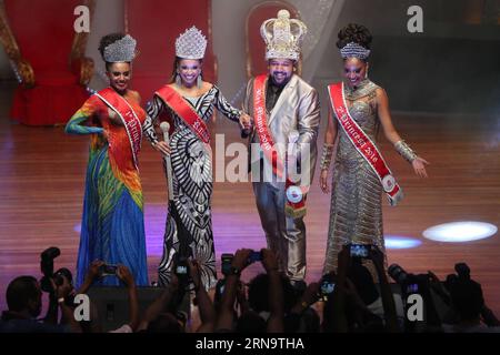 La première Princesse Tarine Lopes (1e L), la Reine Veronica Bolani (2e L), le Roi Momo Ricardo Cardoso Lima (2e R) et la deuxième Princesse Daniela Silva posent pour des photos à Sao Paulo, Brésil, le 18 décembre 2015. Les membres de la cour de carnaval représenteront le carnaval de Sao Paulo 2016 lors des événements officiels, qui commence officiellement dans la ville le 5 février 2016. Rahel Patrasso) BRÉSIL-SAO PAULO-SOCIETY-CARNIVAL e RahelxPatrasso PUBLICATIONxNOTxINxCHN première Princesse Tarine Lopes 1e l Reine Veronica Bolani 2e l Roi Momo Ricardo Cardoso Lima 2e r et deuxième Princesse Daniela Silva pose pour des photos à Sao Paul Banque D'Images