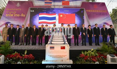 (151219) -- AYUTTHAYA, le 19 décembre 2015 -- la cérémonie de lancement du projet ferroviaire a lieu à la gare de Chiang Rak Noi dans la province d'Ayutthaya, au centre de la Thaïlande, où sera situé le futur centre de contrôle des opérations du projet ferroviaire, le 19 décembre 2015. La Thaïlande et la Chine ont lancé un projet ferroviaire ici samedi, marquant le début de la coopération bilatérale pour développer la première ligne ferroviaire à voie double à écartement standard de Thaïlande. (cl) LANCEMENT DU PROJET FERROVIAIRE THAÏLANDE-AYUTTHAYA-CHINE LixMangmang PUBLICATIONxNOTxINxCHN 151219 Ayutthaya DEC 19 2015 cérémonie de lancement du projet ferroviaire Banque D'Images