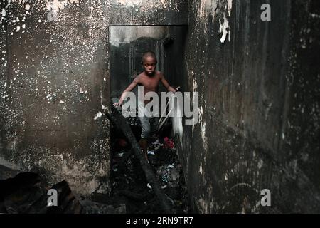 (151220) -- BEIJING, 20 décembre 2015 -- Un garçon cherche ses effets personnels dans la maison incendiée après un incendie dans un bidonville à Manille, Philippines, 17 décembre 2015.) XINHUA PHOTO CHOIX HEBDOMADAIRES RouellexUmali PUBLICATIONxNOTxINxCHN 151220 Pékin DEC 20 2015 un garçon cherche son appartenance dans la maison brûlée après un incendie DANS un bidonville à Manille Philippines DEC 17 2015 XINHUA photo choix hebdomadaires RouellexUmali PUBLICATIONxNOTxINxCHN Banque D'Images