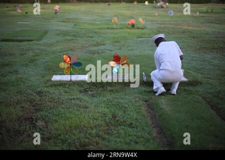 Panama: Gedenken an Opfer der US-Invasion (151220) -- PANAMA CITY, Dec. 20, 2015 -- A relative of the victims of the military invasion of the U.S. to Panama in December 1989, visits victims graveyard in Panama City, capital of Panama, on Dec. 20, 2015. On Dec. 20, 1989, the U.S. Army invaded Panama to topple former Panamanian general Manuel Antonio Noriega. Mauricio Valenzuela) (da) (ah) PANAMA-PANAMA CITY-US-ANNIVERSARY e MauricioxValenzuela PUBLICATIONxNOTxINxCHN   Panama Remembrance to Victims the U.S. Invasion 151220 Panama City DEC 20 2015 a relative of The Victims of The Military Invasio Stock Photo