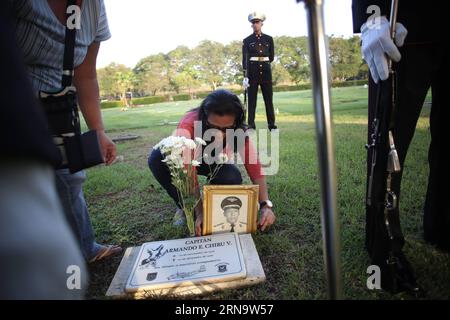 Panama : Gedenken an Opfer der US-invasion (151220) -- PANAMA CITY, 20 décembre 2015 -- les parents des victimes de l'invasion militaire des États-Unis au Panama en décembre 1989, visitent le cimetière des victimes à Panama City, capitale du Panama, le 20 décembre 2015. Le 20 décembre 1989, l'armée américaine envahit le Panama pour renverser l'ancien général panaméen Manuel Antonio Noriega. Mauricio Valenzuela) (da) (ah) PANAMA-PANAMA CITY-US-ANNIVERSARY e MauricioxValenzuela PUBLICATIONxNOTxINxCHN Panama souvenir des victimes de l'invasion américaine 151220 Panama City DEC 20 2015 parents des victimes de l'invasion militaire o Banque D'Images