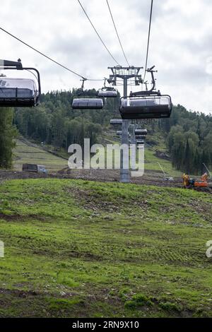 19.08.2023, Manzherok Resort, Russie. Gros plan d'une cabine de télésiège sur le fond des montagnes et des forêts. Voyage en téléphérique vers les points de vue dans le moun Banque D'Images