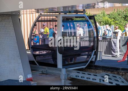 19.08.2023, Manzherok Resort, Russie. Lieu d'atterrissage dans la cabine du téléphérique. Les gens entrent et sortent des cabines. Trajet en téléphérique jusqu'au point de vue Banque D'Images