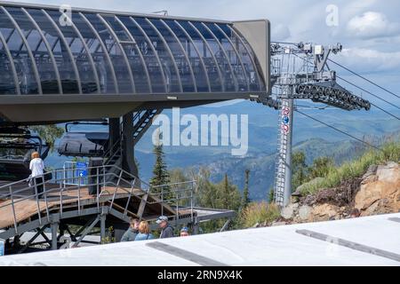 19.08.2023, Manzherok Resort, Russie. Lieu d'atterrissage dans la cabine du téléphérique. Les gens entrent et sortent des cabines. Trajet en téléphérique jusqu'au point de vue Banque D'Images