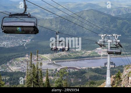 19.08.2023, Manzherok Resort, Russie. Gros plan d'une cabine de télésiège sur le fond des montagnes et des forêts. Voyage en téléphérique vers les points de vue dans le moun Banque D'Images