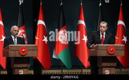 (151224) -- ANKARA, 24 décembre 2015 -- le président turc Recep Tayyip Erdogan (à droite) et le président afghan Ashraf Ghani assistent à une conférence de presse conjointe à Ankara, Turquie, le 24 décembre 2015. Le président turc Recep Tayyip Erdogan a déclaré jeudi que les troupes turques en Afghanistan resteraient là aussi longtemps que le gouvernement afghan le souhaite. TURQUIE-ANKARA-TROUPES-AFGHANISTAN MustafaxKaya PUBLICATIONxNOTxINxCHN 151224 Ankara DEC 24 2015 le Président turc Recep Tayyip Erdogan r et le Président afghan Ashraf Ghani assistent à une conférence de presse conjointe à Ankara Turquie LE 24 2015 DEC Président turc Recep Ta Banque D'Images