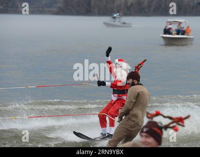 (151224) -- WASHINGTON D.C., 24 décembre 2015 -- un acteur habillé en Père Noël se produit lors du 30e événement régional pour la célébration de Noël appelé Père Noël en ski nautique à Alexandria, Virginie, États-Unis, 24 décembre 2015.) U.S.-VIRGINIA-CHRISTMAS-SANTA-SKI NAUTIQUE JiaoxMin PUBLICATIONxNOTxINxCHN 151224 Washington D C DEC 24 2015 à l'acteur habillé en Père Noël se produit lors du 30e événement régional pour la célébration de Noël appelé Water Skiing Santa à Alexandria Virginie États-Unis DEC 24 2015 U S Virginia Christmas Santa Water Skiing JiaoxMin PUBLICATIONxNOTxINxCHN Banque D'Images