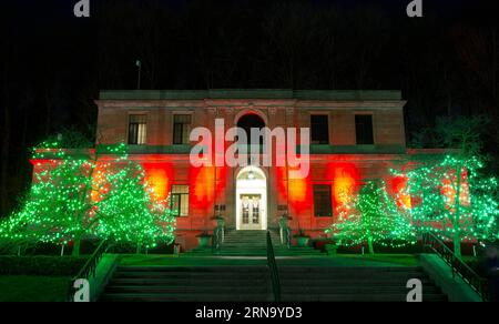 (151226) -- TORONTO, le 25 décembre 2015 -- Un bâtiment illuminé en rouge est vu lors du festival annuel d'illumination à Niagara Falls, Canada, le 25 décembre 2015. Cet événement annuel, qui se déroule du 21 novembre 2015 au 31 janvier 2016, est l'un des festivals d'illumination les plus importants au Canada et attire des centaines de milliers de personnes. CANADA-NIAGARA CHUTES-HIVER FESTIVAL DES LUMIÈRES-NUIT DE NOËL ZouxZheng PUBLICATIONxNOTxINxCHN 151226 Toronto DEC 25 2015 un bâtiment illuminé en rouge EST des lacs pendant le Festival annuel d'illumination à Niagara Falls Canada DEC 25 2015 comme l'un des festivals d'illumination les plus importants Banque D'Images