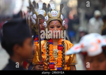 (151226) -- KATMANDOU, 25 décembre 2015 -- des filles Newari habillées en divinités participent à un défilé marquant Yomari Punhi à Katmandou, Népal, le 25 décembre 2015. Yomari Punhi est un festival spécialement célébré par la communauté Newar au Népal pour marquer la fin de la récolte de riz. Le Yomari est une pâte à base de farine de riz de la nouvelle récolte, en forme de poisson et fourrée de canne à sucre brune et de graines de sésame. Punhi est connu comme jour de pleine lune. ) NEPAL-KATHMANDU-YOMARI PUNHI-CELEBRATION SunilxSharma PUBLICATIONxNOTxINxCHN 151226 Katmandou DEC 25 2015 Newari filles habillées en divinités participent à une parade Banque D'Images