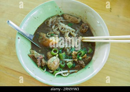 Nouilles de bâton de riz avec bœuf braisé et boulette de viande dans un bol Banque D'Images