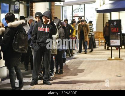 (151226) -- VANCOUVER, le 26 déc. 2015 -- les résidents font la queue devant un magasin pour acheter des produits à prix réduit lors des soldes du lendemain de Noël à Vancouver, Canada, le 26 déc. 2015. Le lendemain de Noël est la journée de magasinage la plus achalandée et la plus importante au Canada. Les points de vente au détail offrent des prix de vente avantageux pour attirer des milliers de clients après Noël.) CANADA-VANCOUVER-BOXING DAY-SHOPPING LiangxSen PUBLICATIONxNOTxINxCHN 151226 Vancouver déc. 26 2015 résidents font la queue devant un magasin pour des marchandises à prix réduit pendant les ventes du lendemain de Noël à Vancouver Canada le 26 2015 déc. Le lendemain de Noël EST le plus achalandé et le plus important jour de magasinage au Canada Banque D'Images