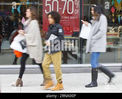 (151226) -- TORONTO, le 26 déc. 2015 -- des acheteurs sont vus lors des soldes de l'après-Noël au Outlet Collection de Niagara à Niagara-on-the-Lake, Ontario, Canada, le 26 déc. 2015. Le lendemain de Noël est l'un des plus grands jours de magasinage de l'année au Canada. ) CANADA-TORONTO-BOXING DAY-SHOPPING ZouxZheng PUBLICATIONxNOTxINxCHN 151226 Toronto déc 26 2015 les acheteurs sont les lacs pendant le lendemain de Noël ventes À la collection Outlet À Niagara SUR le lac Ontario Canada 26 2015 déc le lendemain de Noël EST l'un des plus grands jours de magasinage de l'année au Canada Canada le lendemain de Noël à Toronto shopping ZouxZheng PUBLICATIONxNOTx Banque D'Images