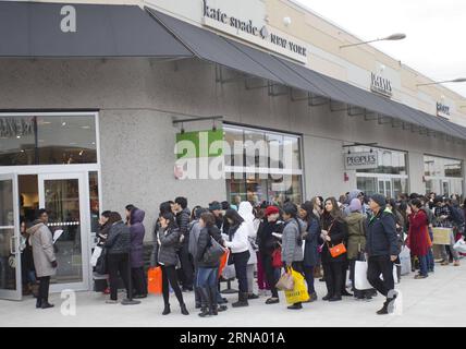 (151226) -- TORONTO, Dec. 26, 2015 -- Shoppers line up to enter a shop during Boxing Day sales at the Outlet Collection at Niagara in Niagara-on-the-Lake, Ontario, Canada, Dec. 26, 2015. Boxing Day is one of the biggest shopping days of the year in Canada. ) CANADA-TORONTO-BOXING DAY-SHOPPING ZouxZheng PUBLICATIONxNOTxINxCHN   151226 Toronto DEC 26 2015 Shoppers Line up to Enter a Shop during Boxing Day Sales AT The Outlet Collection AT Niagara in Niagara ON The Lake Ontario Canada DEC 26 2015 Boxing Day IS One of The Biggest Shopping Days of The Year in Canada Canada Toronto Boxing Day Shoppi Stock Photo