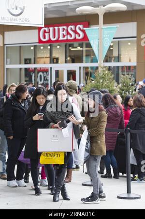 (151226) -- TORONTO, Dec. 26, 2015 -- Shoppers line up to enter a shop during Boxing Day sales at the Outlet Collection at Niagara in Niagara-on-the-Lake, Ontario, Canada, Dec. 26, 2015. Boxing Day is one of the biggest shopping days of the year in Canada. ) CANADA-TORONTO-BOXING DAY-SHOPPING ZouxZheng PUBLICATIONxNOTxINxCHN   151226 Toronto DEC 26 2015 Shoppers Line up to Enter a Shop during Boxing Day Sales AT The Outlet Collection AT Niagara in Niagara ON The Lake Ontario Canada DEC 26 2015 Boxing Day IS One of The Biggest Shopping Days of The Year in Canada Canada Toronto Boxing Day Shoppi Stock Photo