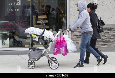 (151226) -- TORONTO, le 26 déc. 2015 -- des acheteurs sont vus lors des soldes de l'après-Noël au Outlet Collection de Niagara à Niagara-on-the-Lake, Ontario, Canada, le 26 déc. 2015. Le lendemain de Noël est l'un des plus grands jours de magasinage de l'année au Canada. ) CANADA-TORONTO-BOXING DAY-SHOPPING ZouxZheng PUBLICATIONxNOTxINxCHN 151226 Toronto déc 26 2015 les acheteurs sont les lacs pendant le lendemain de Noël ventes À la collection Outlet À Niagara SUR le lac Ontario Canada 26 2015 déc le lendemain de Noël EST l'un des plus grands jours de magasinage de l'année au Canada Canada le lendemain de Noël à Toronto shopping ZouxZheng PUBLICATIONxNOTx Banque D'Images