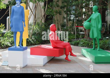 TOKYO, JAPON - 28 juillet 2021 : une statue colorée de symbole olympique dans le quartier de Nihonbashi Muromachi à Tokyo faisant partie de l'Agora olympique. Banque D'Images