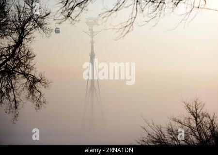 (151230) -- HARBIN, 30 décembre 2015 -- une photo prise le 30 décembre 2015 montre le téléphérique enveloppé de smog traversant la rivière Songhua à Harbin, capitale de la province du Heilongjiang du nord-est de la Chine. Le smog lourd a frappé la ville mercredi.) (Ry) CHINA-HEILONGJIANG-HARBIN-SMOG (CN) WangxJianwei PUBLICATIONxNOTxINxCHN 151230 Harbin DEC 30 2015 photo prise LE 30 2015 décembre montre le câble aérien enveloppé de smog à travers la rivière Songhua dans Harbin capitale du nord-est de la Chine S Heilongjiang Heilongjiang Heilongjiang smog CN BLICxPUTxJionxJiwei Banque D'Images