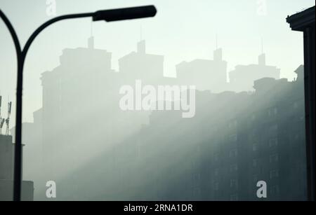 (151230) -- HARBIN, 30 décembre 2015 -- une photo prise le 30 décembre 2015 montre les bâtiments enveloppés de smog à Harbin, capitale de la province du Heilongjiang du nord-est de la Chine. Le smog lourd a frappé la ville mercredi.) (Ry) CHINA-HEILONGJIANG-HARBIN-SMOG (CN) WangxJianwei PUBLICATIONxNOTxINxCHN 151230 Harbin DEC 30 2015 photo prise LE 30 2015 décembre montre les bâtiments enveloppés de smog dans Harbin capitale du nord-est de la Chine S Heilongjiang Heilongjiang Heilongjiang Harbin smog CN WangxNOTn Banque D'Images