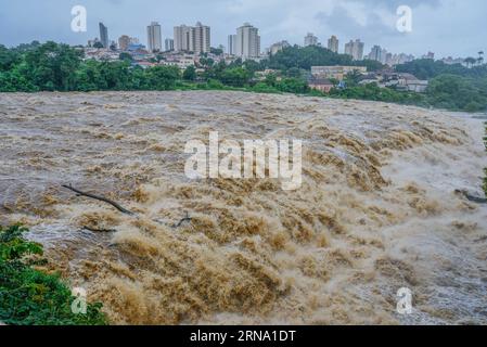 Überschwemmungen au Paraguay (151230) -- SAO PAULO, 29 décembre 2015 -- une photo prise le 29 décembre 2015 montre la vue de la rivière Piracicaba à la périphérie de la ville de Piracicaba, dans l'État de Sao Paulo, au Brésil. De fortes pluies ont balayé le Paraguay, l'Argentine, le Brésil et l'Uruguay, touchant des dizaines de milliers d'habitants. Mauricio Bento/Brazil photo Press/) (jp) (ah) BRAZIL-SAO PAULO-ENVIRONMENT-FLOOD AGENCIAXESTADO PUBLICATIONxNOTxINxCHN inondations au Paraguay 151230 Sao Paulo DEC 29 2015 photo prise LE 29 2015 décembre montre la vue de la rivière Piracicaba À la périphérie de la ville de Piraci Banque D'Images