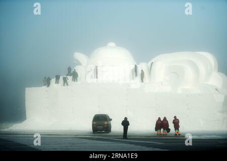 (151230) -- HARBIN, 30 décembre 2015 -- des travailleurs façonnent une sculpture de neige dans Harbin, capitale de la province du Heilongjiang du nord-est de la Chine, 30 décembre 2015. Le smog lourd a frappé la ville mercredi.) (Ry) CHINA-HEILONGJIANG-HARBIN-SMOG (CN) WangxJianwei PUBLICATIONxNOTxINxCHN 151230 Harbin DEC 30 2015 travailleurs façonnent une sculpture de neige dans le Harbin enveloppé de SMOG capitale du nord-est de la Chine S Heilongjiang DEC 30 2015 gros smog frappé la ville LE mercredi Ry Chine Heilongjiang Harbin smog CN WangxJianwe PUBLICATIONxNOXWangxnon Banque D'Images
