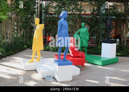 TOKYO, JAPON - 28 juillet 2021 : une statue colorée de symbole olympique dans le quartier de Nihonbashi Muromachi à Tokyo faisant partie de l'Agora olympique. Banque D'Images