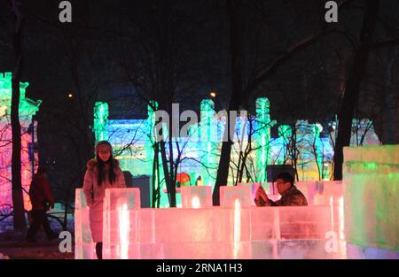 (151230) -- HARBIN, 30 décembre 2015 -- des touristes visitent des sculptures de glace illuminées par des lumières colorées à Harbin, capitale de la province du Heilongjiang du nord-est de la Chine, 30 décembre 2015. Le 42e Harbin Ice Light Garden Party a commencé son essai mercredi, qui a attiré de nombreux visiteurs. (Zhs) CHINA-HARBIN-TOURISM-ICE-LIGHT (CN) XuxZheng PUBLICATIONxNOTxINxCHN 151230 Harbin DEC 30 2015 touristes visitent LA GLACE sculptures illuminées par des lumières colorées dans Harbin capitale du nord-est de la Chine S Heilongjiang province DEC 30 2015 la 42e fête de jardin de lumière de GLACE Harbin a commencé son essai mercredi Banque D'Images