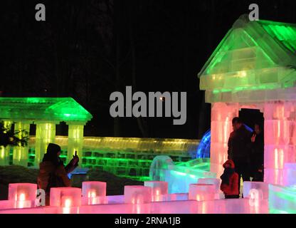 (151230) -- HARBIN, 30 décembre 2015 -- des touristes visitent des sculptures de glace illuminées par des lumières colorées à Harbin, capitale de la province du Heilongjiang du nord-est de la Chine, 30 décembre 2015. Le 42e Harbin Ice Light Garden Party a commencé son essai mercredi, qui a attiré de nombreux visiteurs. (Zhs) CHINA-HARBIN-TOURISM-ICE-LIGHT (CN) XuxZheng PUBLICATIONxNOTxINxCHN 151230 Harbin DEC 30 2015 touristes visitent LA GLACE sculptures illuminées par des lumières colorées dans Harbin capitale du nord-est de la Chine S Heilongjiang province DEC 30 2015 la 42e fête de jardin de lumière de GLACE Harbin a commencé son essai mercredi Banque D'Images