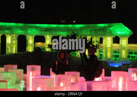(151230) -- HARBIN, 30 décembre 2015 -- des touristes visitent des sculptures de glace illuminées par des lumières colorées à Harbin, capitale de la province du Heilongjiang du nord-est de la Chine, 30 décembre 2015. Le 42e Harbin Ice Light Garden Party a commencé son essai mercredi, qui a attiré de nombreux visiteurs. (Zhs) CHINA-HARBIN-TOURISM-ICE-LIGHT (CN) XuxZheng PUBLICATIONxNOTxINxCHN 151230 Harbin DEC 30 2015 touristes visitent LA GLACE sculptures illuminées par des lumières colorées dans Harbin capitale du nord-est de la Chine S Heilongjiang province DEC 30 2015 la 42e fête de jardin de lumière de GLACE Harbin a commencé son essai mercredi Banque D'Images