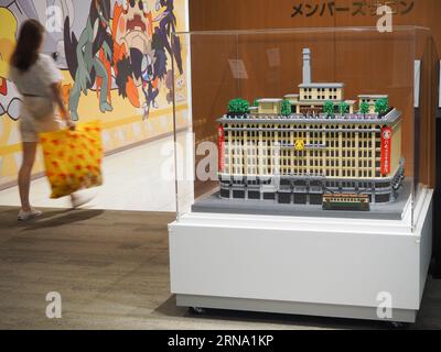 TOKYO, JAPON - 30 août 2023 : modèle LEGO dans le grand magasin Takashimaya à côté d'une entrée de Pokemon Store. Banque D'Images