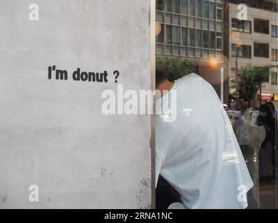 TOKYO, JAPON - 18 août 2023 : panneau sur le mur d'un 'Je suis beignet ?' Magasin dans le quartier Shibuya de Tokyo. Banque D'Images
