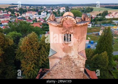 01 septembre 2023, Saxe, Großröhrsdorf : les ruines du clocher de l'église de la ville (vue aérienne prise par un drone). Près de 18 semaines après l'incendie de l'église protestante du XIXe siècle, le défrichage des ruines a commencé. Photo : Sebastian Kahnert/dpa Banque D'Images