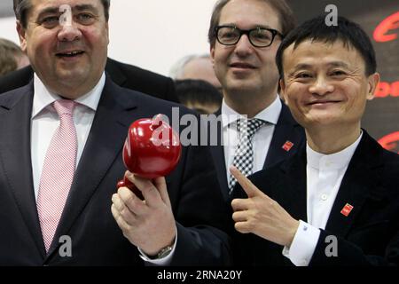 Le vice-chancelier allemand, ministre de l'économie et de l'énergie Sigmar Gabriel (Front L) expose une poupée de Jack Ma (Front R), fondateur et président exécutif du groupe Alibaba, au salon CeBIT Technology 2015 à Hanovre, Allemagne, le 16 mars 2015. ) XINHUA-2015 PHOTOS DE L'ANNÉE-MONDE ZHANGXFAN PUBLICATIONXNOTXINXCHN Banque D'Images