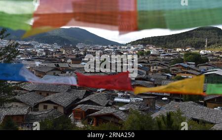 (151231) -- KUNMING, 31 décembre 2015 -- une photo prise le 12 octobre 2015 montre l'ancienne ville de Dukezong dans le comté de Shangri-la, province du Yunnan au sud-ouest de la Chine. L’ancienne ville de Dukezong, qui a pris feu en janvier 2014, rouvrira le 1 janvier 2016. Dukezong, fondée il y a plus de 1 300 ans, est connue pour ses architectures de style tibétain. L incendie qui s est déclaré en janvier 2014 a brûlé près d un cinquième de la zone de préservation du noyau de la ville antique.) (zkr) CHINA-YUNNAN-SHANGRI-LA-DUKEZONG-RENOVE(CN) LinxYiguang PUBLICATIONxNOTxINxCHN 151231 Kunming DEC 31 2015 photo prise LE 12 20 octobre Banque D'Images