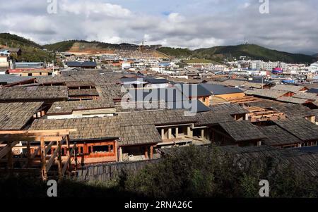 (151231) -- KUNMING, 31 décembre 2015 -- une photo prise le 12 octobre 2015 montre l'ancienne ville de Dukezong dans le comté de Shangri-la, province du Yunnan au sud-ouest de la Chine. L’ancienne ville de Dukezong, qui a pris feu en janvier 2014, rouvrira le 1 janvier 2016. Dukezong, fondée il y a plus de 1 300 ans, est connue pour ses architectures de style tibétain. L incendie qui s est déclaré en janvier 2014 a brûlé près d un cinquième de la zone de préservation du noyau de la ville antique.) (zkr) CHINA-YUNNAN-SHANGRI-LA-DUKEZONG-REOPENNING (CN) LinxYiguang PUBLICATIONxNOTxINxCHN 151231 Kunming DEC 31 2015 photo prise EN octobre Banque D'Images
