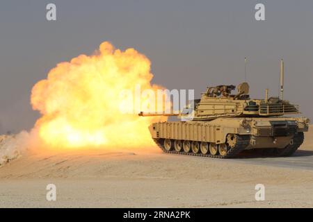 Complexe de la chaîne d'Udairi, Koweït. 16 août 2023. Un char M1A2 Abrams affecté au 98e régiment de cavalerie tire un obus de char sur une cible lors d'une qualification de tir réel au complexe de tir polyvalent d'Udairi, Koweït, août 2023. Le M1A2 System Enhancement Package version 2 (SEPv2) est une version améliorée du char de combat principal M1 Abrams. Il est doté d'une électronique améliorée, y compris des systèmes de commandement, de contrôle et de communication mis à jour. Crédit : U.S. Army/ZUMA Press Wire/ZUMAPRESS.com/Alamy Live News Banque D'Images