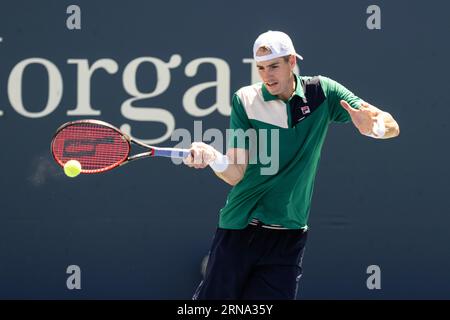 John Isner of USA returns ball during 2nd round against Michael Mmoh of USA at the US Open Championships at Billie Jean King Tennis Center in New York on August 31, 2023 Banque D'Images