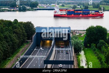 HEINENOORD - Drone photo du tunnel Heinenoordtunnel sur l'A29. Le tunnel a rouvert après avoir été fermé dans les deux sens pour entretien depuis août 7. ANP JEFFREY GROENEWEG pays-bas sorti - belgique sorti Banque D'Images