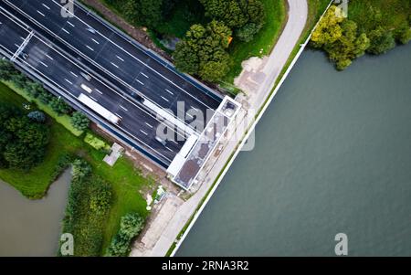 HEINENOORD - Drone photo du tunnel Heinenoordtunnel sur l'A29. Le tunnel a rouvert après avoir été fermé dans les deux sens pour entretien depuis août 7. ANP JEFFREY GROENEWEG pays-bas sorti - belgique sorti Banque D'Images