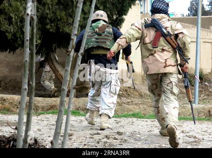 Anschlag in Masar-e-Sharif (160104) -- MAZAR-E-SHARIF, le 4 janvier 2016 -- les forces de sécurité afghanes se précipitent sur le site de l'attaque à Mazar-e-Sharif, capitale de la province de Balkh au nord de l'Afghanistan, le 4 janvier 2016. Des hommes armés inconnus ont attaqué le consulat indien dans la ville de Mazar-e-Sharif, au nord de l'Afghanistan, à 305 km au nord de Kaboul, dimanche soir et les coups de feu continuent, a déclaré la police lundi. AFGHANISTAN-MAZAR-E-SHARIF-CONSULAT INDIEN-ATTAQUE YaqoobxAzorda PUBLICATIONxNOTxINxCHN Arrêt à Masar e Sharif 160104 Mazar e Sharif janvier 4 2016 les forces de sécurité afghanes se précipitent sur le site de l'attaque à Mazar e Sha Banque D'Images