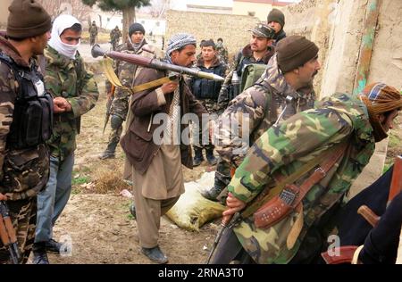 Anschlag in Masar-e-Sharif (160104) -- MAZAR-E-SHARIF, le 4 janvier 2016 -- les forces de sécurité afghanes se rassemblent sur le site de l'attaque à Mazar-e-Sharif, capitale de la province de Balkh, au nord de l'Afghanistan, le 4 janvier 2016. Des hommes armés inconnus ont attaqué le consulat indien dans la ville de Mazar-e-Sharif, au nord de l'Afghanistan, à 305 km au nord de Kaboul, dimanche soir et les coups de feu continuent, a déclaré la police lundi. AFGHANISTAN-MAZAR-E-SHARIF-CONSULAT INDIEN-ATTAQUE YaqoobxAzorda PUBLICATIONxNOTxINxCHN Arrêt à Masar e Sharif 160104 Mazar e Sharif Jan 4 2016 les forces de sécurité afghanes se rassemblent SUR le site de l'attaque à Mazar e Banque D'Images